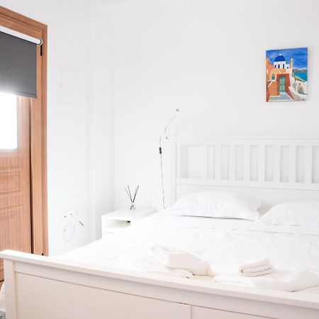 Cozy Budget Apartments In The Heart Of Fira Exterior photo