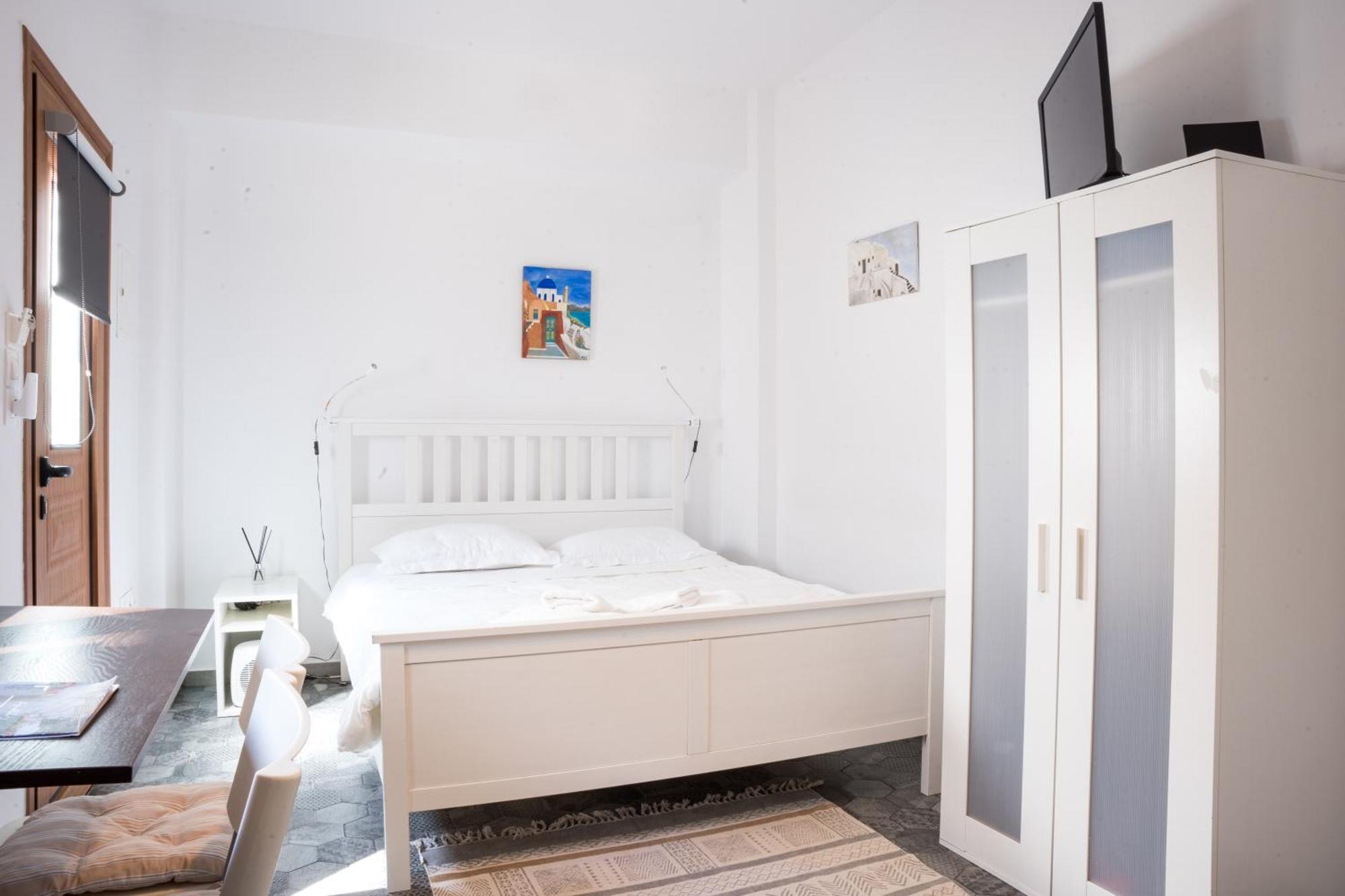 Cozy Budget Apartments In The Heart Of Fira Exterior photo