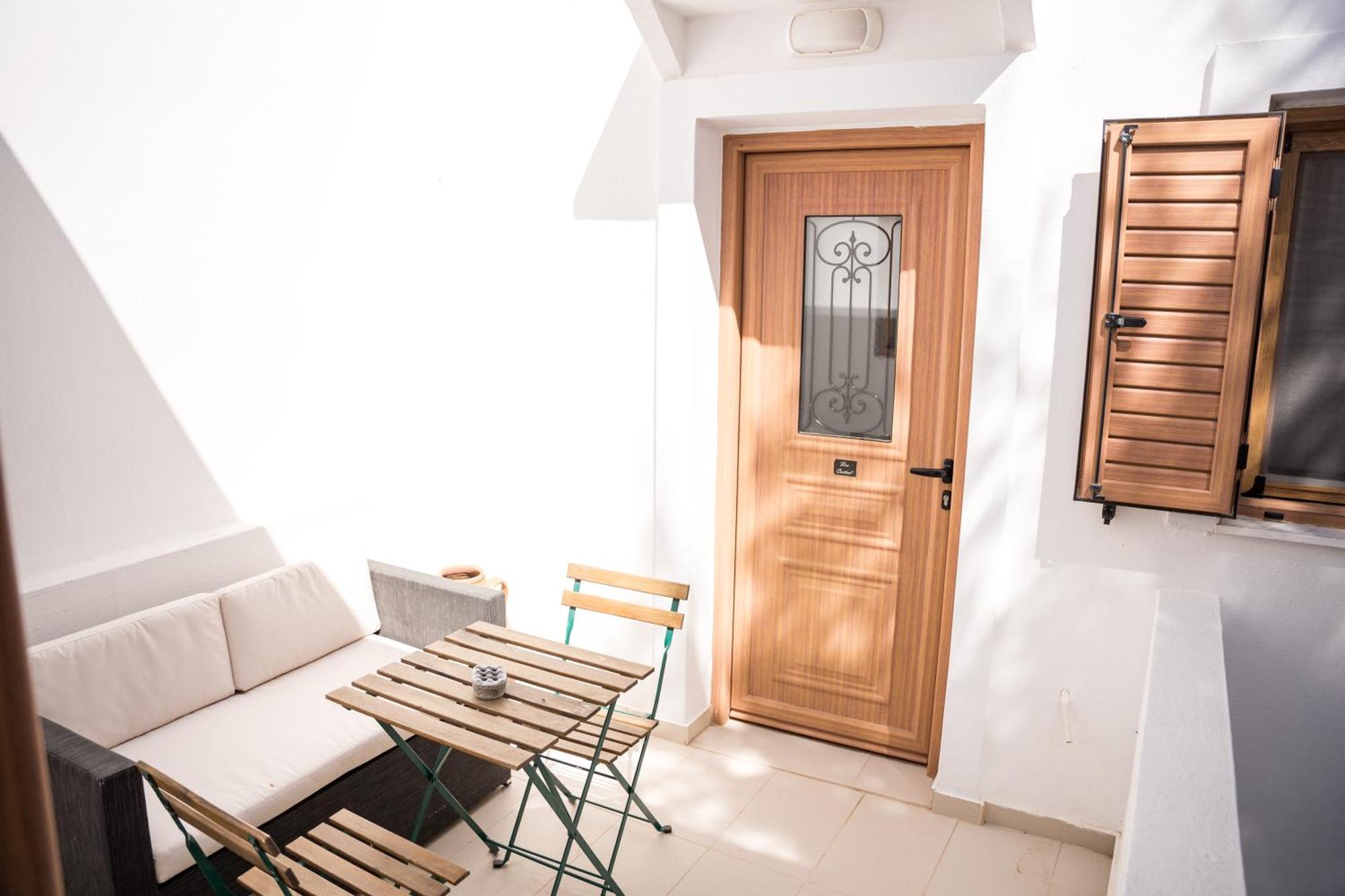 Cozy Budget Apartments In The Heart Of Fira Exterior photo