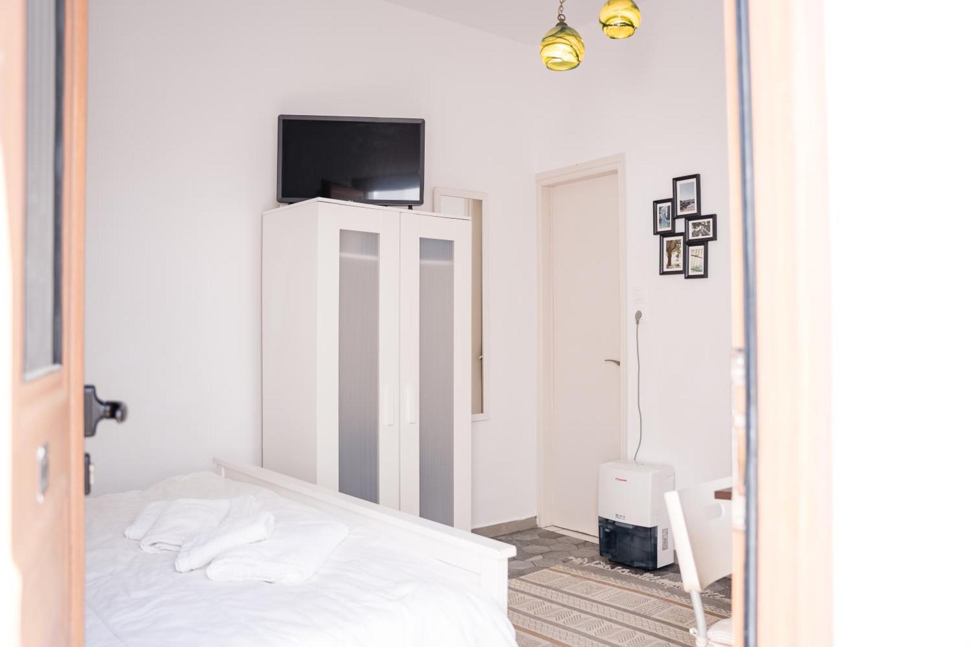 Cozy Budget Apartments In The Heart Of Fira Exterior photo