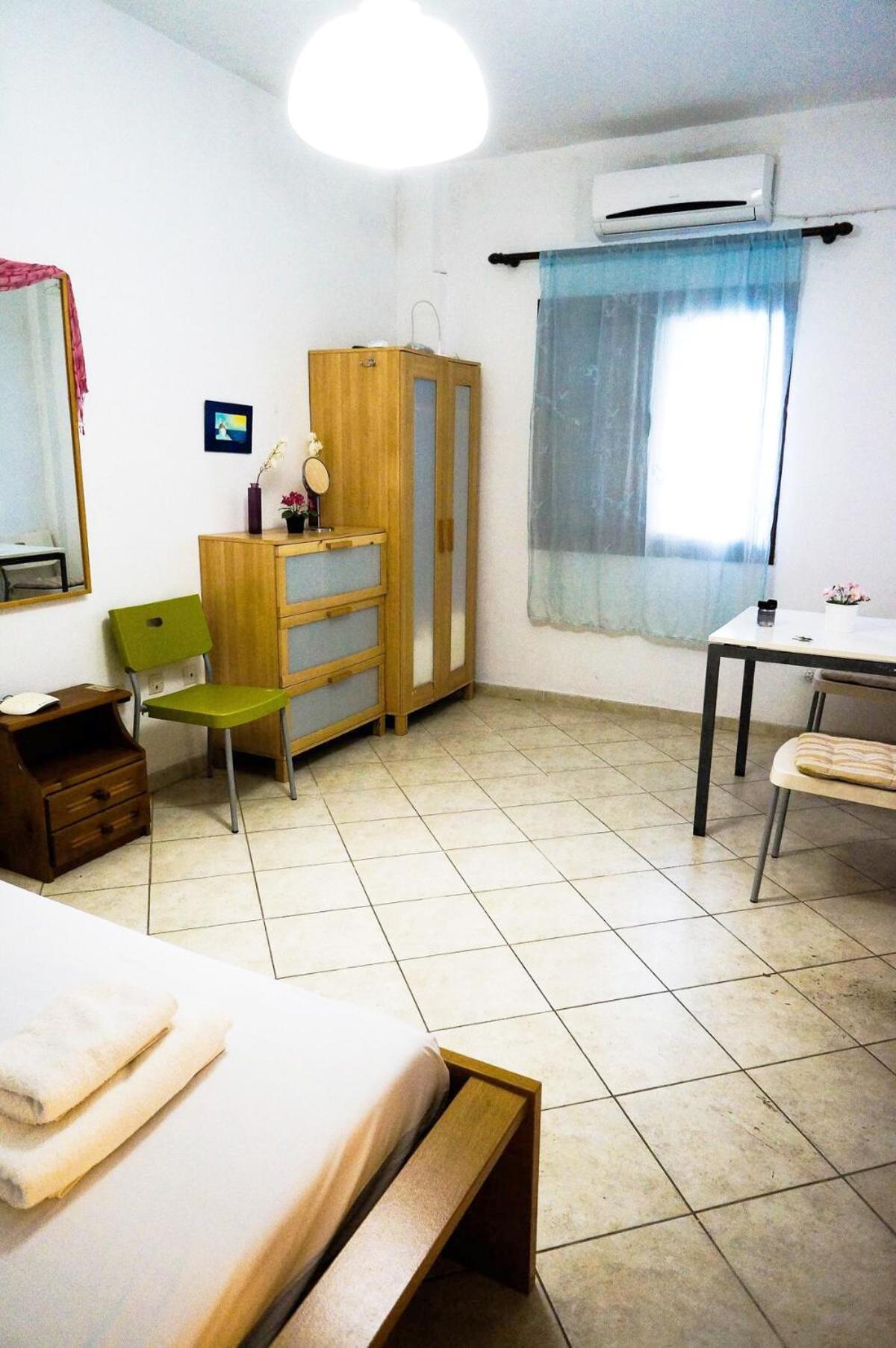 Cozy Budget Apartments In The Heart Of Fira Exterior photo