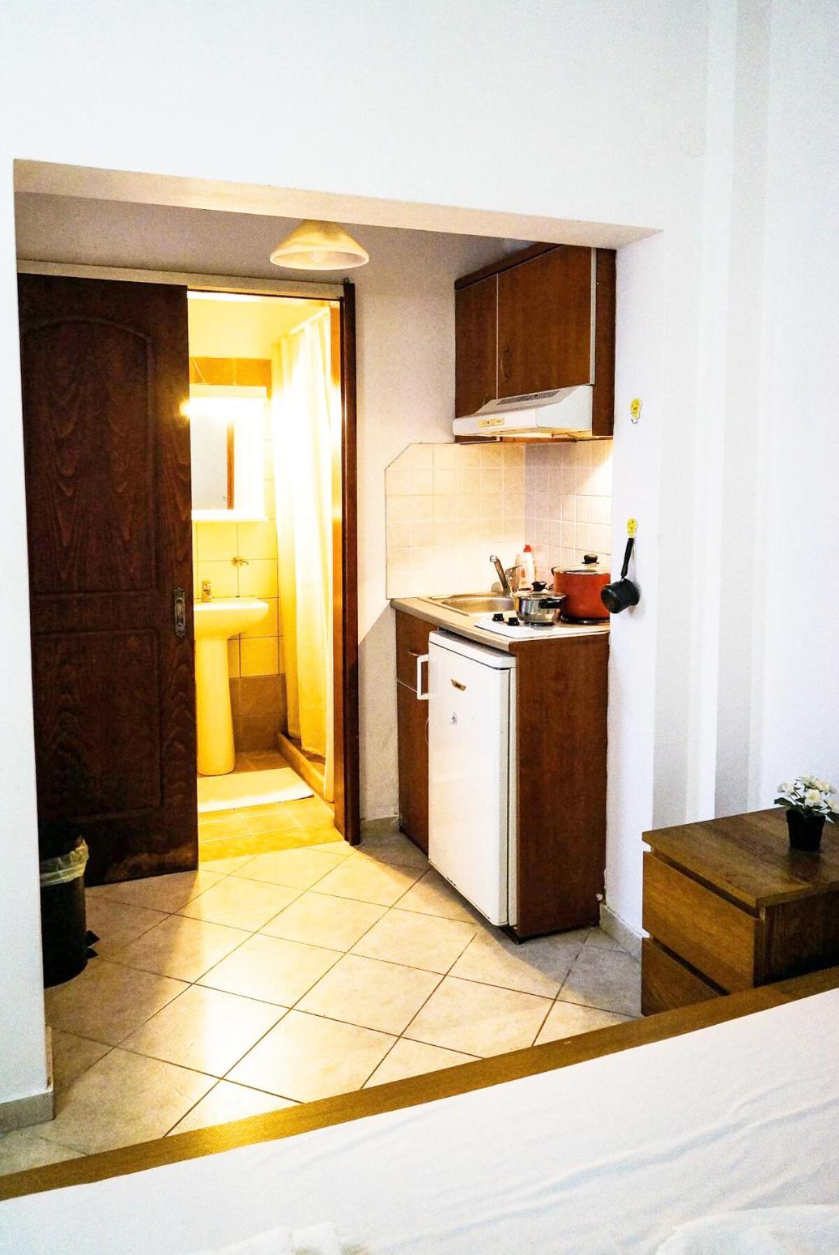 Cozy Budget Apartments In The Heart Of Fira Exterior photo